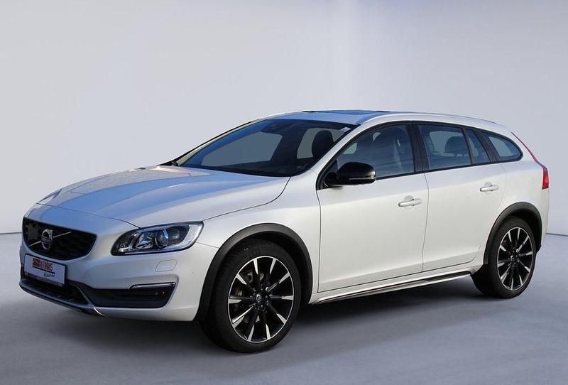 Weiß Gebraucht 2015 Volvo V60 CC Kombi | 19.990 € (Fairer Preis) - Bild 1/4