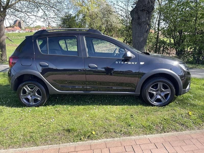 Second-hand Dacia Sandero Celebration 90 CP (66 kW) 2017 Negru Hatchback