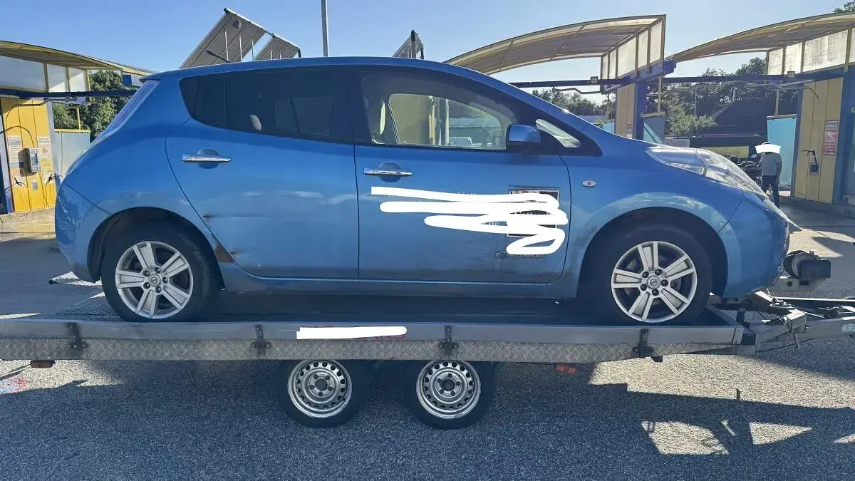 Gebraucht Nissan Leaf Basis 80 kW (109 PS) 2012 Blau (efficient blue (m)) Kleinwagen