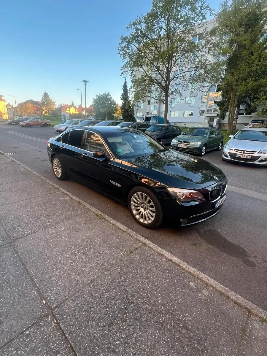 Gebraucht BMW 740 306 PS (225 kW) 2012 Schwarz Limousine