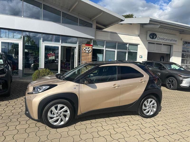 Ginger beige metallic/dach nig Gebraucht 2022 Toyota Aygo X Pulse SUV | 14.490 € (Fairer Preis) - Bild 1/4