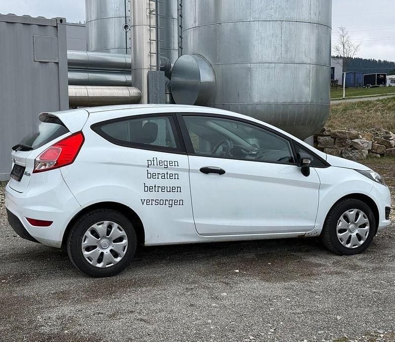 Gebraucht Ford Fiesta 60 PS (44 kW) 2013 Weiß Kleinwagen
