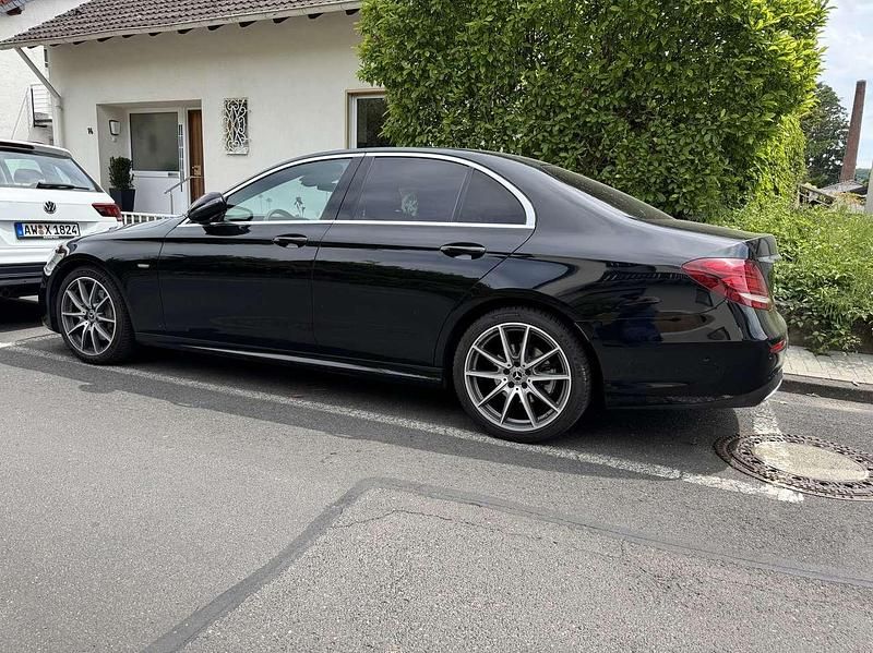 Schwarz Gebraucht 2020 Mercedes E200 Style Limousine | 29.990 € (Teuer) - Bild 1/4