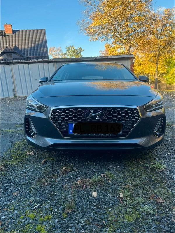Grau Gebraucht 2017 Hyundai i30 Intro Edition Limousine | 17.500 € (Teuer) - Bild 1/4