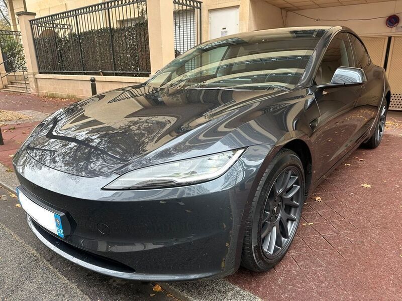 Grau Gebraucht 2024 Tesla Model 3 Long Range Limousine | 47.900 € - Bild 1/4