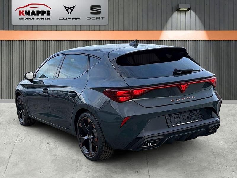 Neu Cupra Leon 150 PS (110 kW) 2026 Blau Limousine