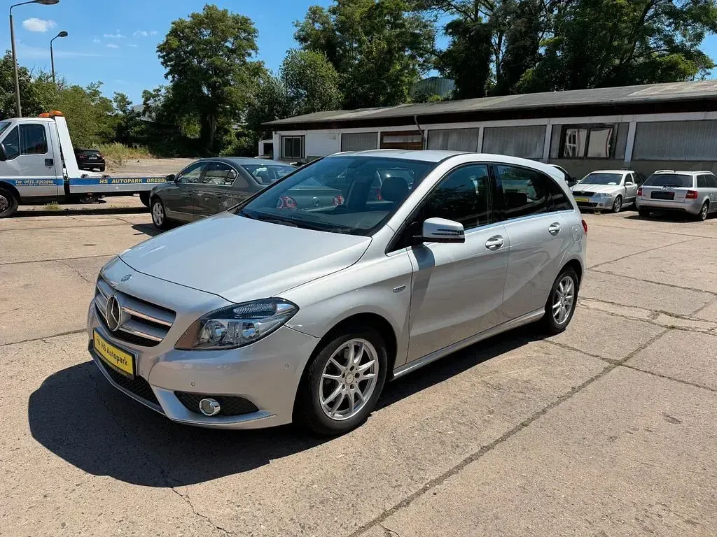 Gebraucht Mercedes B180 122 PS (89 kW) 2012 Silber Kleinwagen
