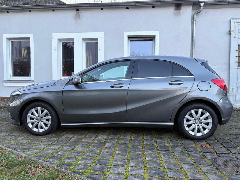 Grau Gebraucht 2013 Mercedes A180 Style Limousine | 10.900 € (Fairer Preis) - Bild 1/4