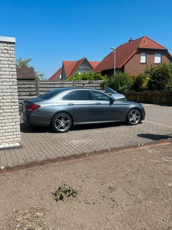Grau Gebraucht 2016 Mercedes E220 AMG Limousine | 23.490 € (Etwas zu teuer) - Bild 1/4