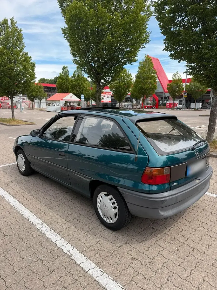 Gebraucht Opel Astra 75 PS (55 kW) 1995 Grün Limousine