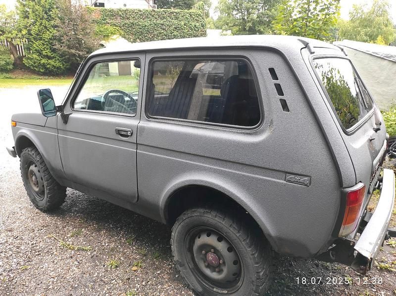 Grau Gebraucht 2010 Lada niva SUV | 999 € - Bild 1/4