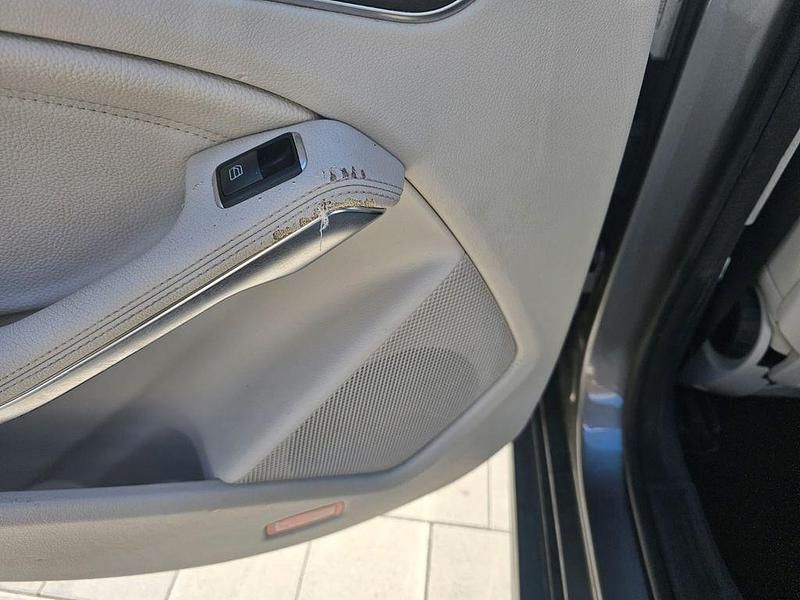 Grau Gebraucht 2016 Mercedes 200 Limousine | 10.200 € - Bild 1/4