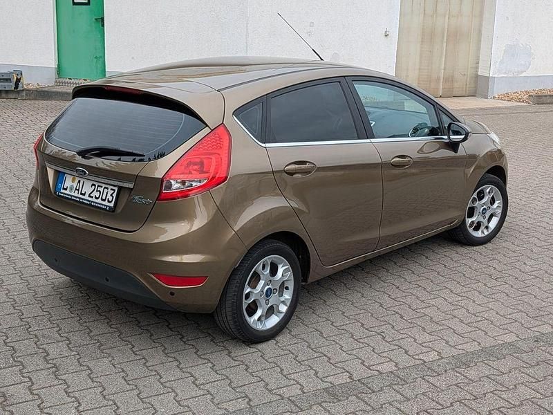Gebraucht Ford Fiesta Titanium 82 PS (60 kW) 2011 Braun Kleinwagen