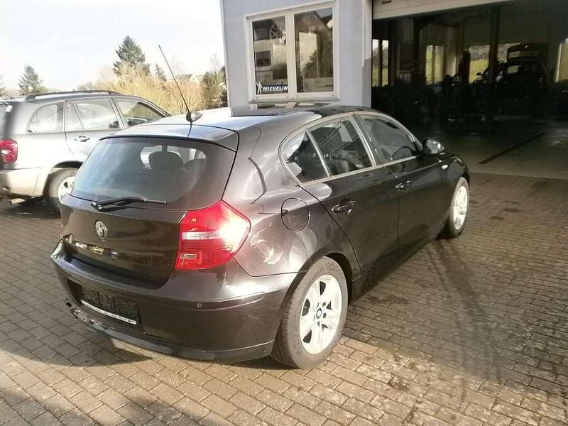 Gebraucht BMW 118 143 PS (105 kW) 2011 Black sapphire metallic Kleinwagen