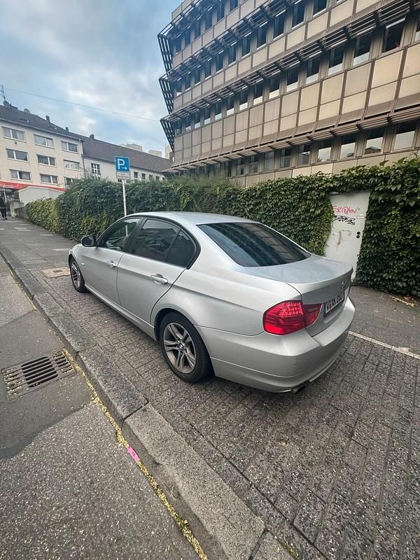 Grau Gebraucht 2012 BMW 320 Limousine | 5.000 € (Guter Preis) - Bild 1/4