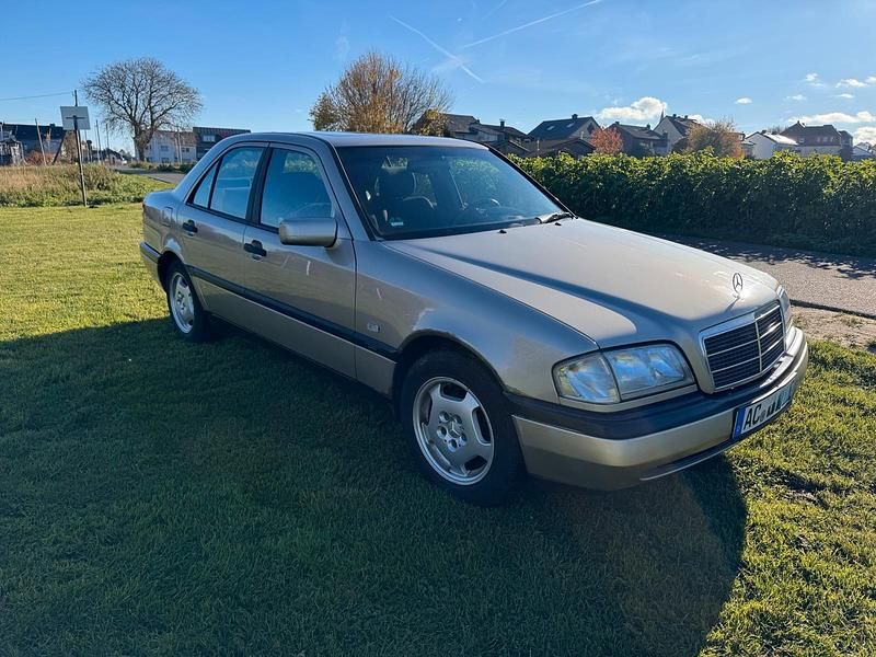 Grau Gebraucht 1997 Mercedes C180 Limousine | 2.990 € (Fairer Preis) - Bild 1/4