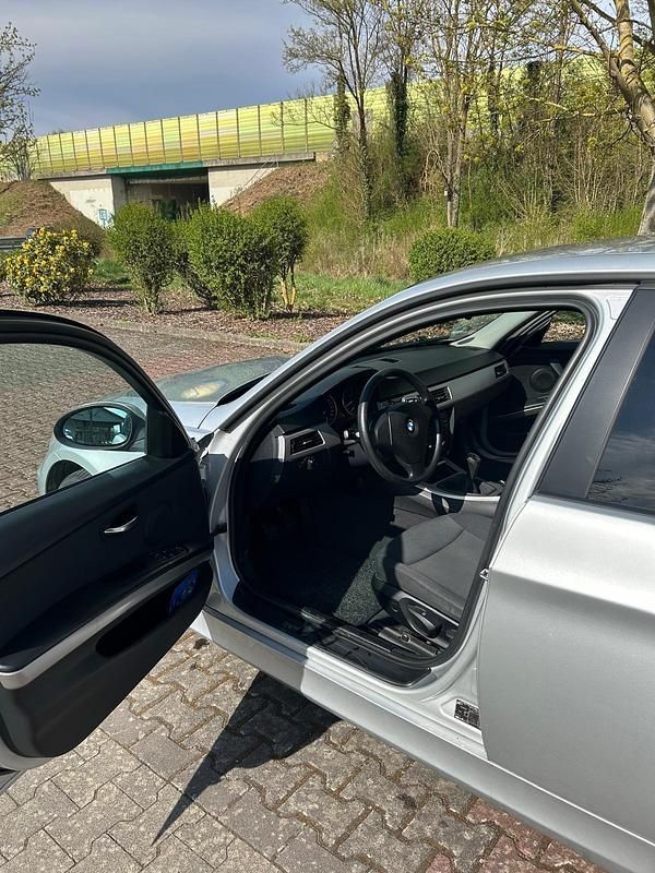 Gebraucht BMW 318 129 PS (94 kW) 2005 Silber Limousine
