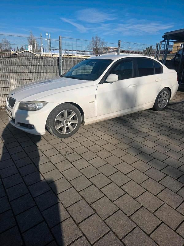 Gebraucht BMW 320 164 PS (120 kW) 2011 Weiß Limousine