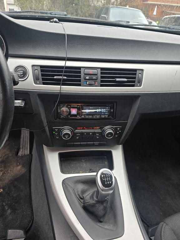 Gebraucht BMW 318 143 PS (105 kW) 2010 Gold Limousine