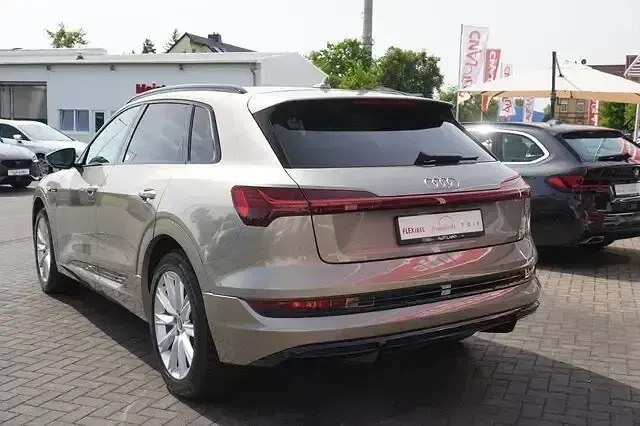 Gebraucht Audi e-tron S-Line 230 kW (313 PS) 2021 Sonderlack audi (metallic) SUV