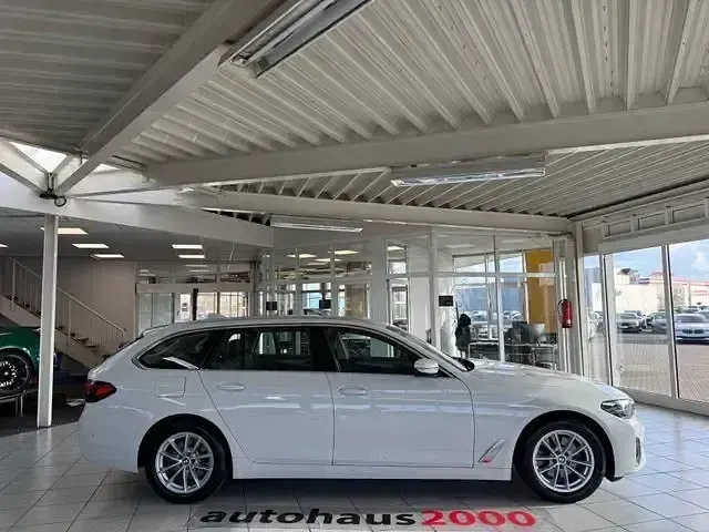 Gebraucht BMW 520 Sport Line 190 PS (139 kW) 2023 Alpinweiss iii Kombi