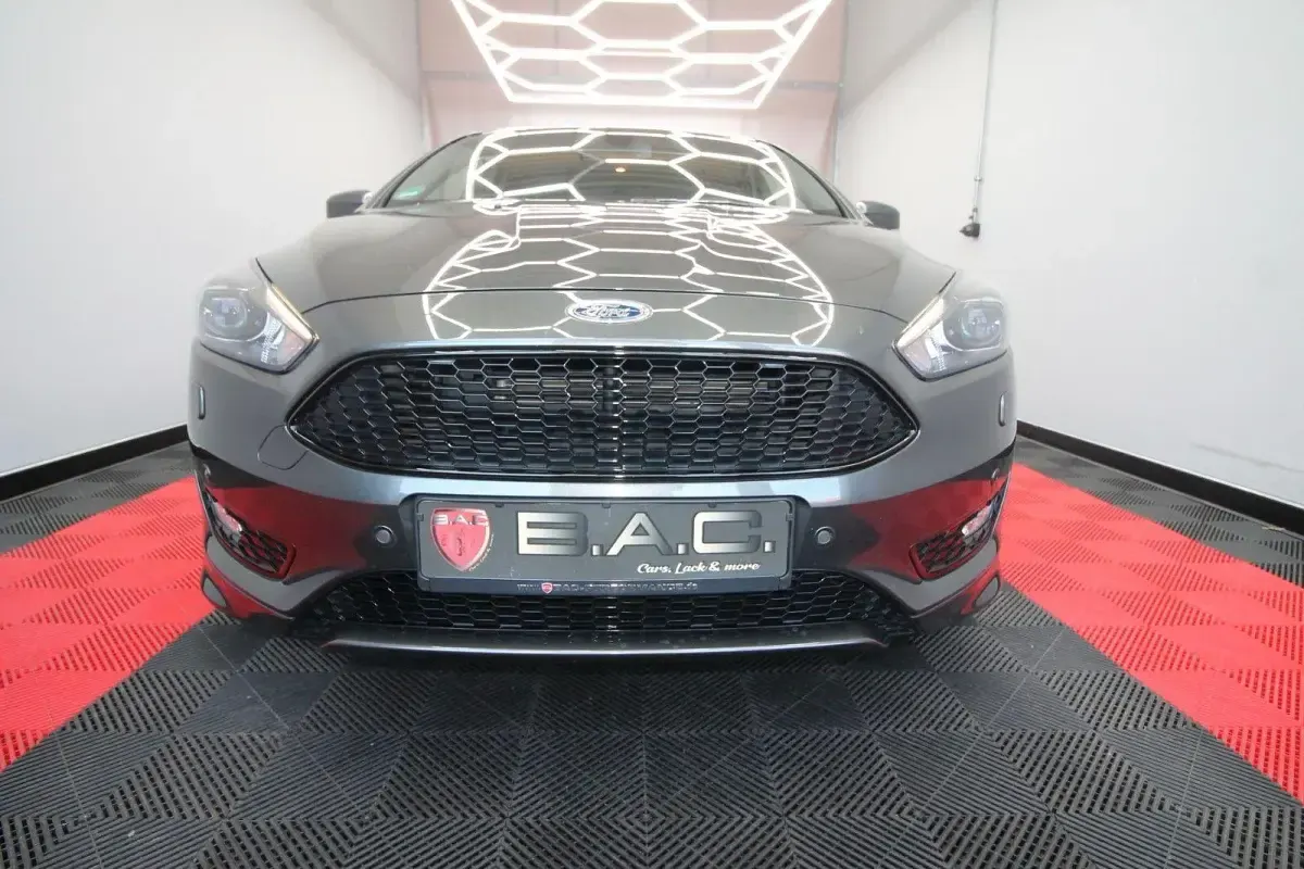 Gebraucht Ford Focus ST-Line 140 PS (102 kW) 2018 Grau Limousine