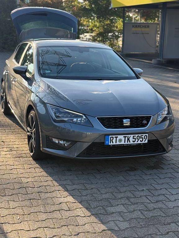 Grau Gebraucht 2015 Seat Leon FR Limousine | 10.880 € (Fairer Preis) - Bild 1/4