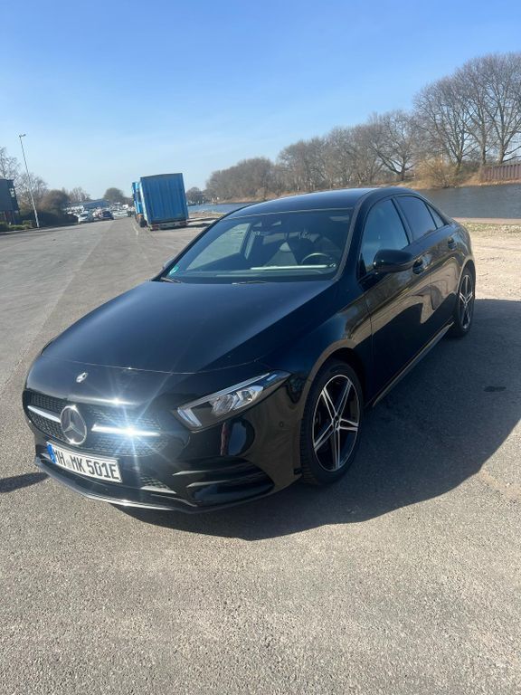 Schwarz Gebraucht 2020 Mercedes A250 AMG line Limousine | 25.499 € (Teuer) - Bild 1/4