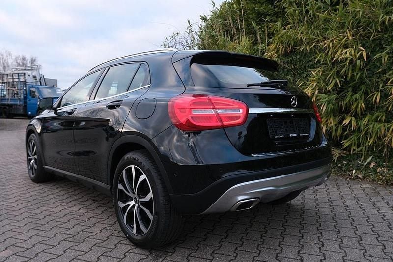 Gebraucht Mercedes GLA180 Urban 122 PS (89 kW) 2015 Schwarz SUV