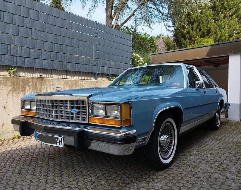 Gebraucht Ford Crown 152 PS (111 kW) 1986 Blau Limousine