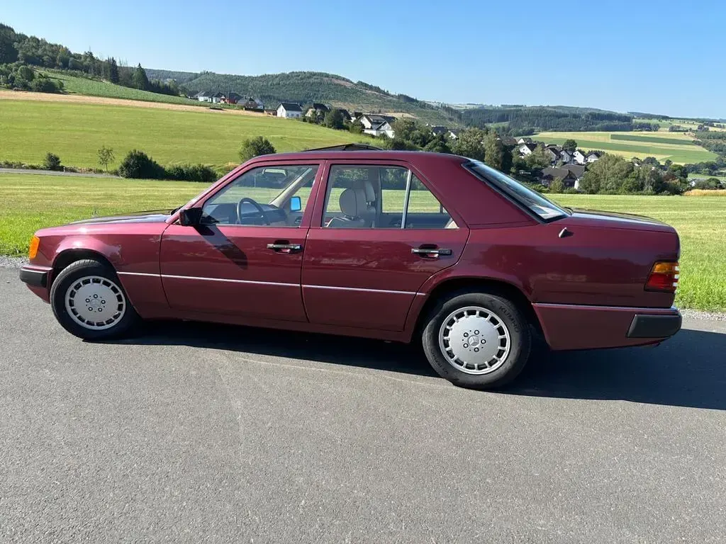 Gebraucht Mercedes E230 132 PS (97 kW) 1990 Rot Limousine