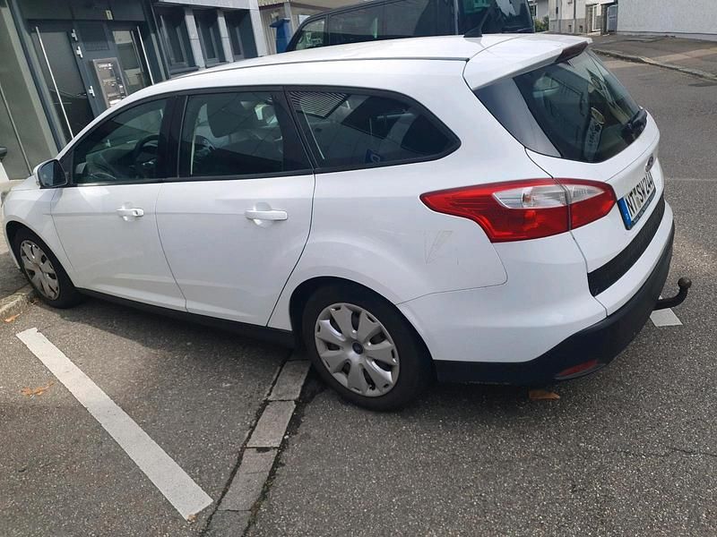 Weiß Gebraucht 2011 Ford Focus Coupé | 3.200 € (Guter Preis) - Bild 1/4