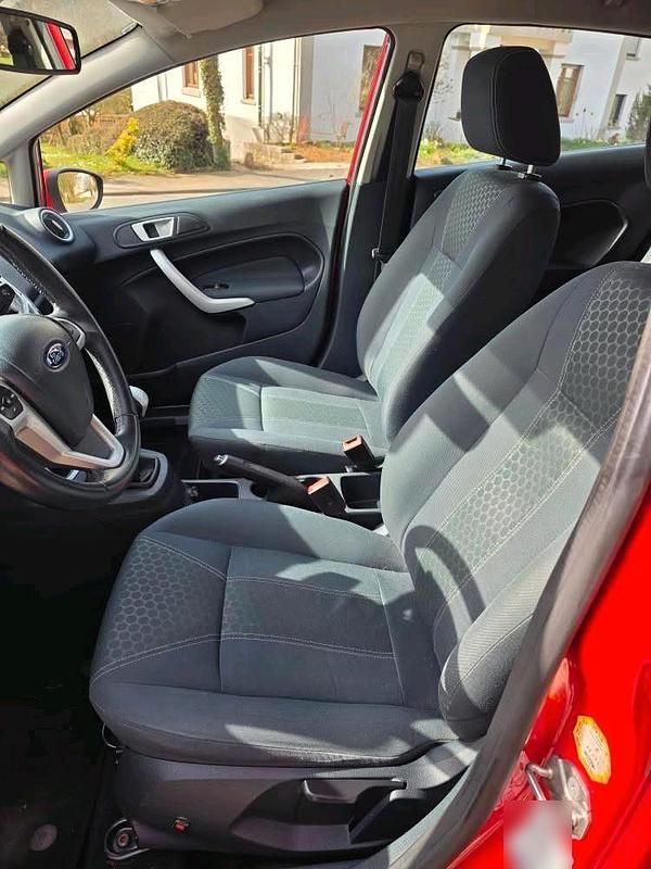 Gebraucht Ford Fiesta Titanium 95 PS (69 kW) 2012 Rot Kleinwagen