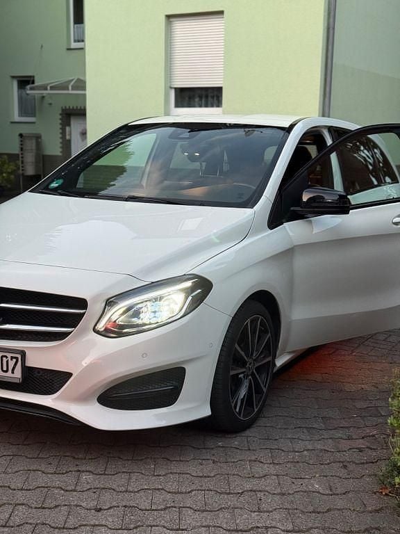 Weiß Gebraucht 2018 Mercedes B200 Van / Kleinbus | 19.700 € (Fairer Preis) - Bild 1/4