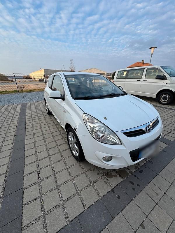 Gebraucht Hyundai i20 72 PS (52 kW) 2010 Weiß Kleinwagen