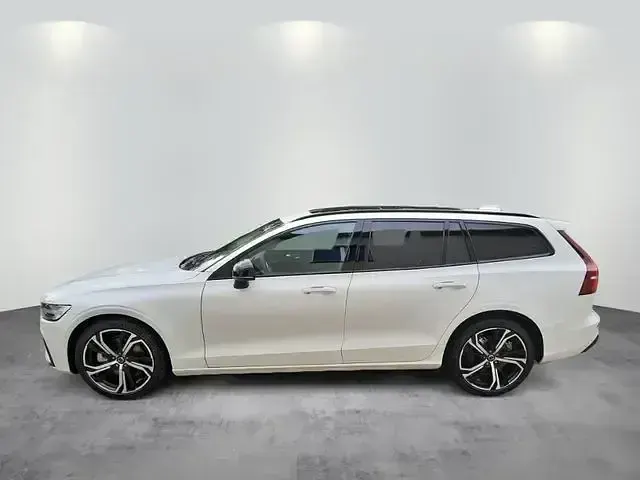 Używany Volvo V60 Plus 145 KM (106 kW) 2023 Biały Kombi