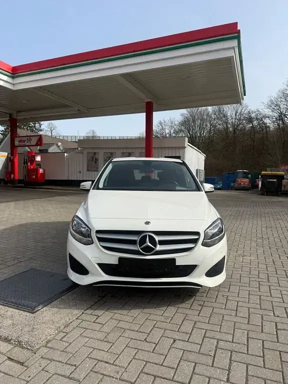 Gebraucht Mercedes B180 122 PS (89 kW) 2019 Weiß Van / Kleinbus