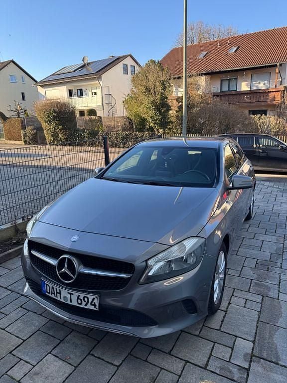 Gebraucht Mercedes A180 136 PS (100 kW) 2016 Grau Limousine