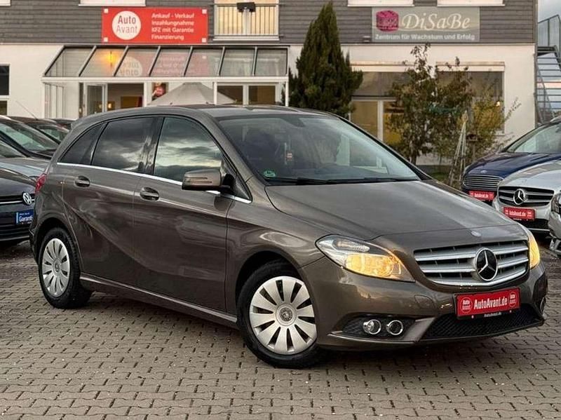 Monolithgrau Gebraucht 2012 Mercedes 200 Limousine | 10.500 € (Guter Preis) - Bild 1/4