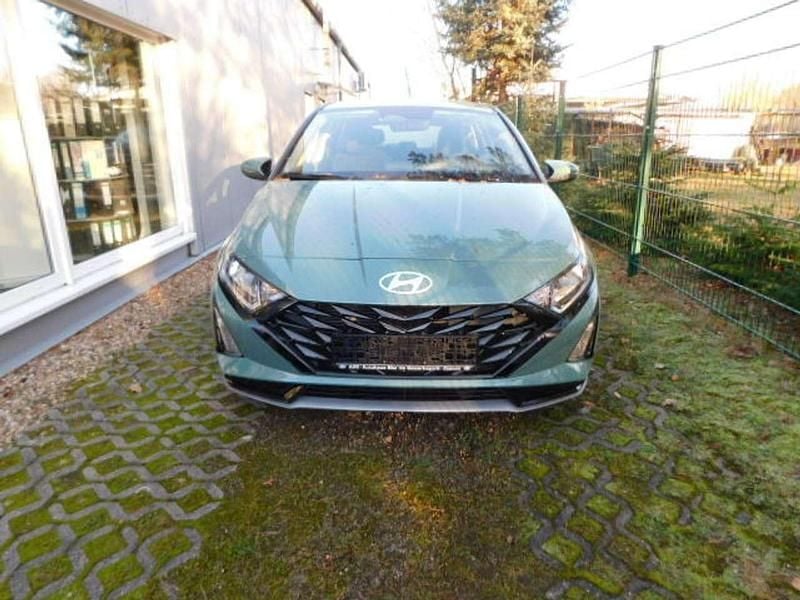 Mangrove green Neu 2025 Hyundai i20 Select Limousine | 17.090 € (Guter Preis) - Bild 1/4