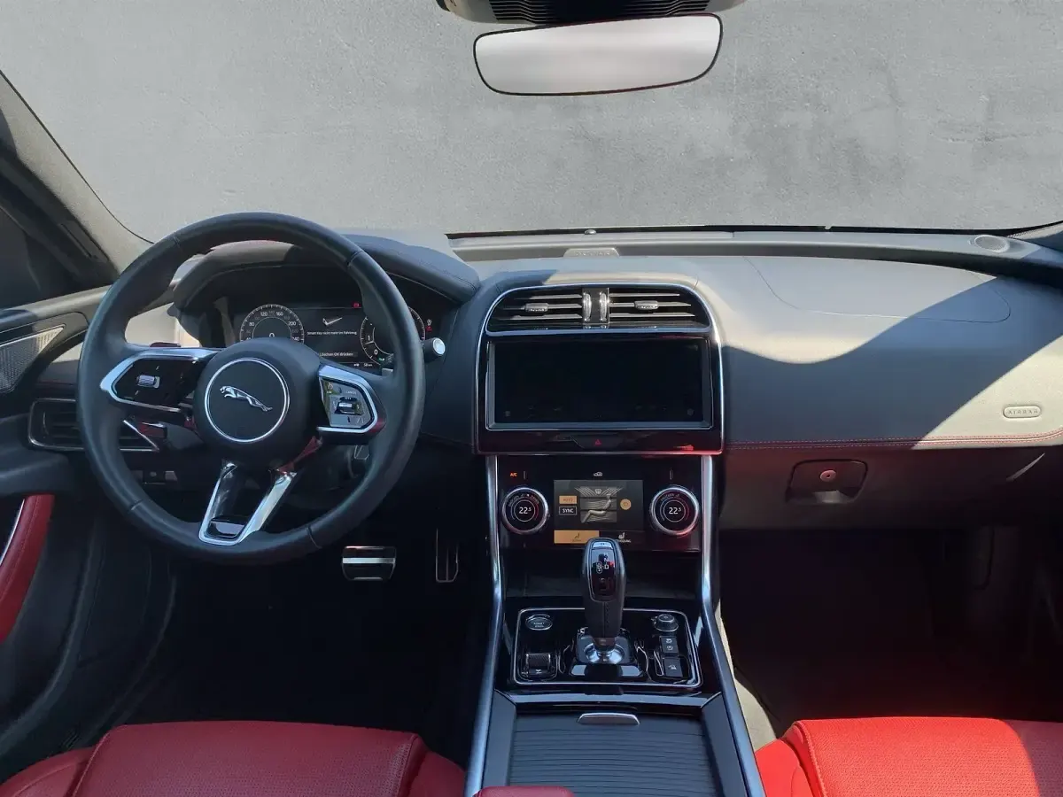 Gebraucht Jaguar XE R-Dynamic 250 PS (183 kW) 2023 Weiß Limousine