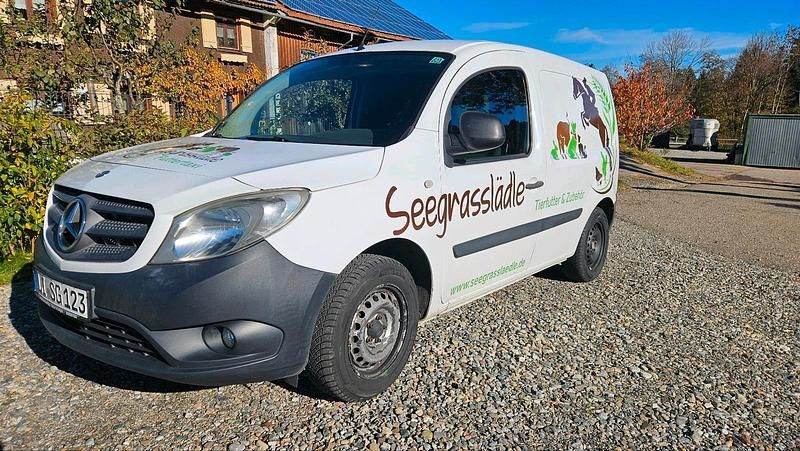 Weiß Gebraucht 2014 Mercedes 190 Limousine | 6.400 € - Bild 1/4