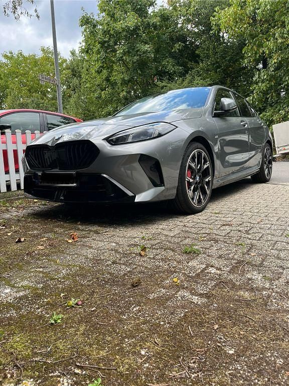 Grau Gebraucht 2024 BMW 120 M Sport Kleinwagen | 35.499 € (Guter Preis) - Bild 1/4