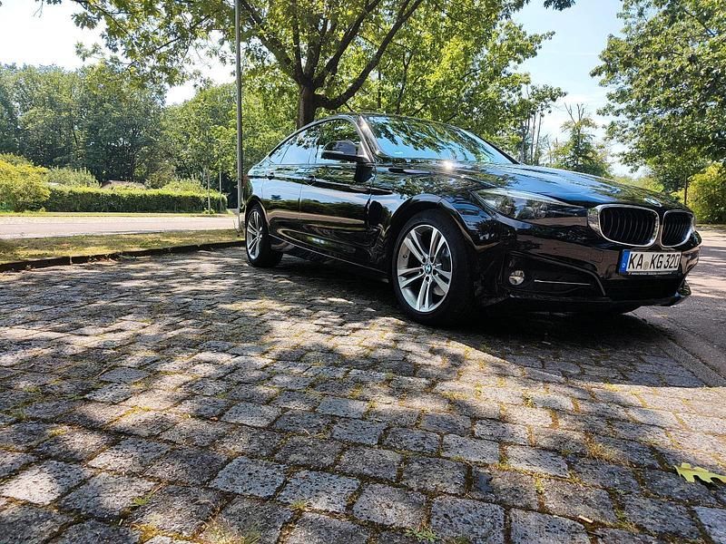 Schwarz Gebraucht 2020 BMW 320 Gran Turismo Sport Line Limousine | 17.900 € (Fairer Preis) - Bild 1/4
