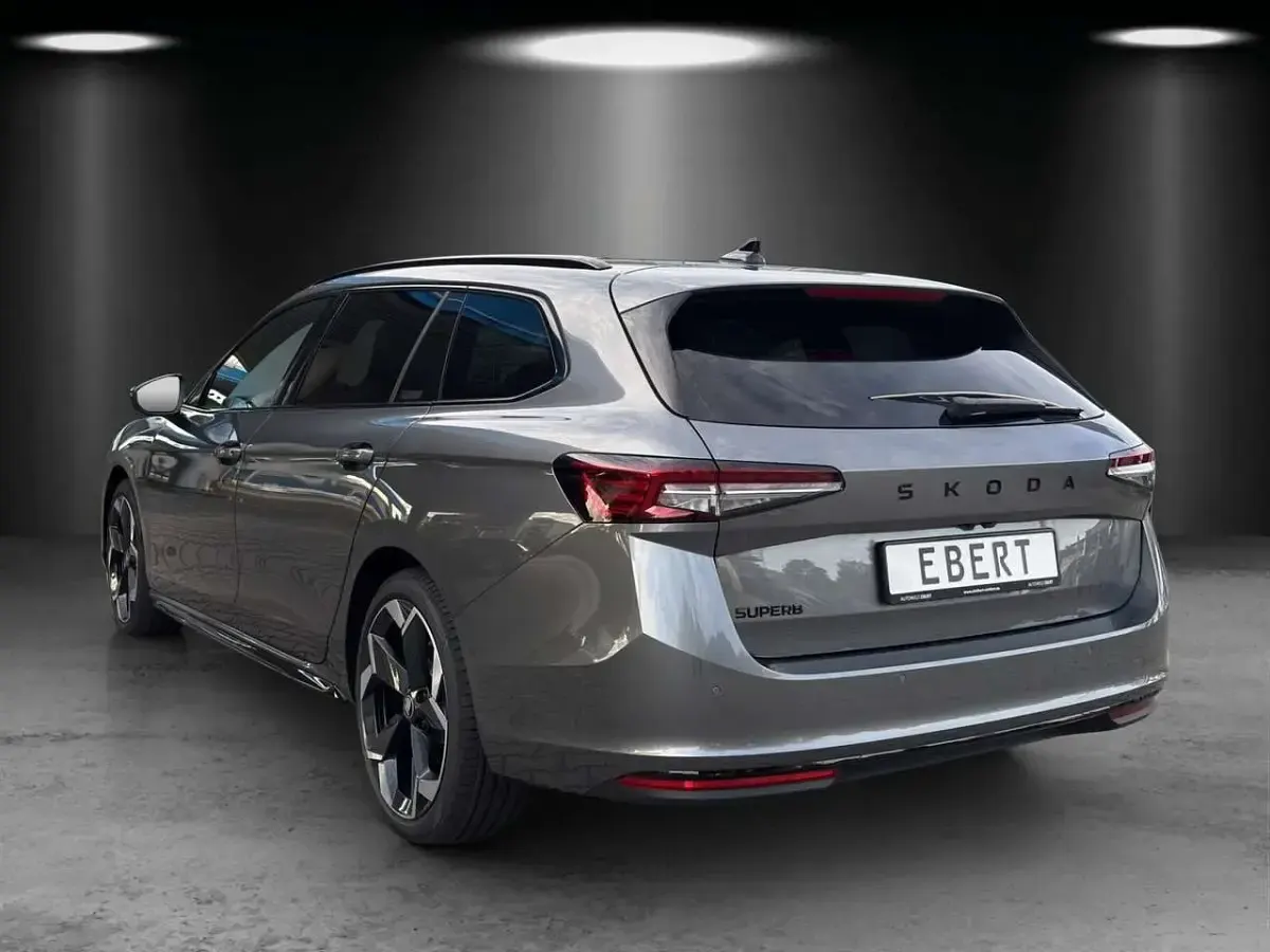 Neu Skoda Superb SportLine 204 PS (150 kW) 2025 Grau Kombi