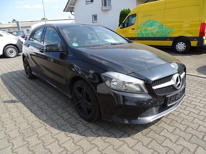 Schwarz Gebraucht 2016 Mercedes A200 Limousine | 10.890 € (Superpreis) - Bild 1/4