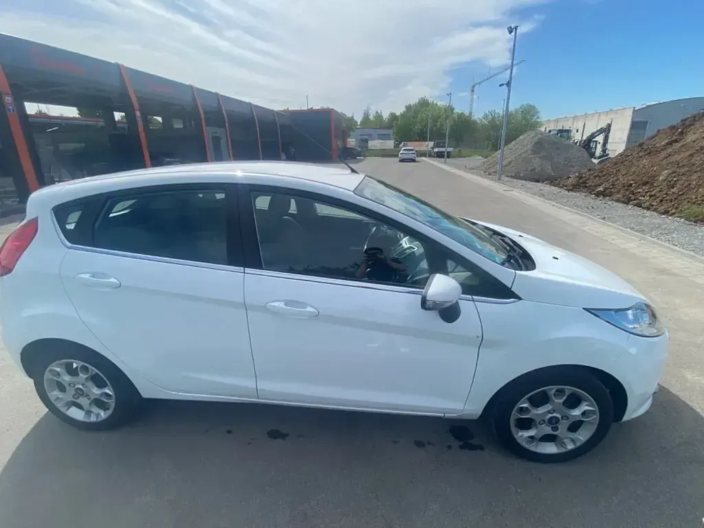 Gebraucht Ford Fiesta Titanium 82 PS (60 kW) 2011 Weiß Limousine