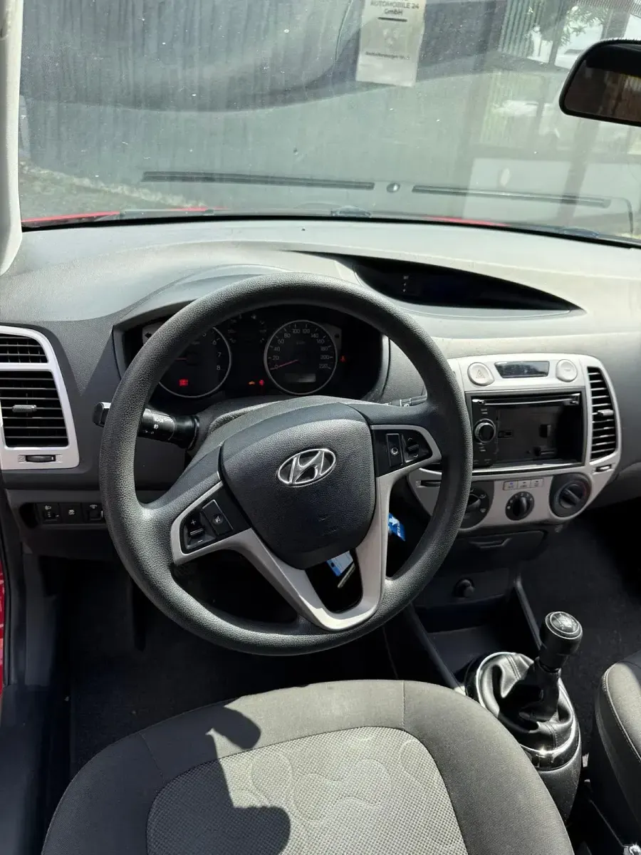 Gebraucht Hyundai i20 77 PS (56 kW) 2012 Rot Kleinwagen