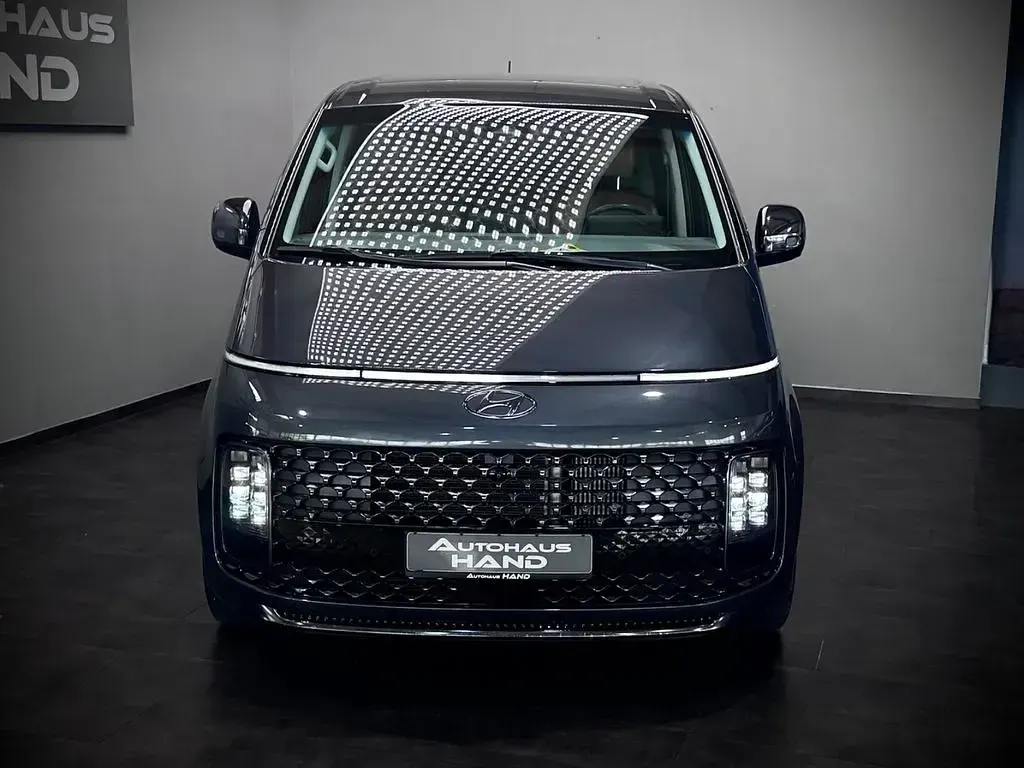 Gebraucht Hyundai Staria Signature 177 PS (130 kW) 2022 Grau Van / Kleinbus