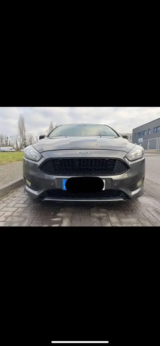 Używany Ford Focus ST-Line 150 KM (110 kW) 2017 Szary Sedan/Limuzyna